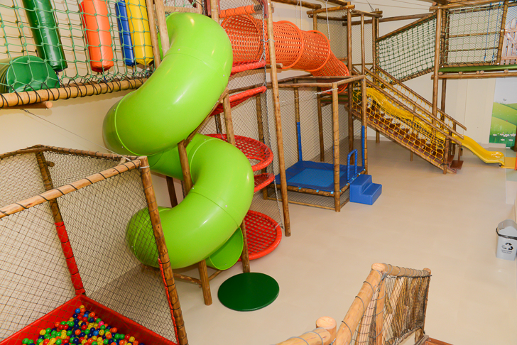 Foto do brinquedão, com escorrega espiral, piscina de bolinhas, tobogã e túneis